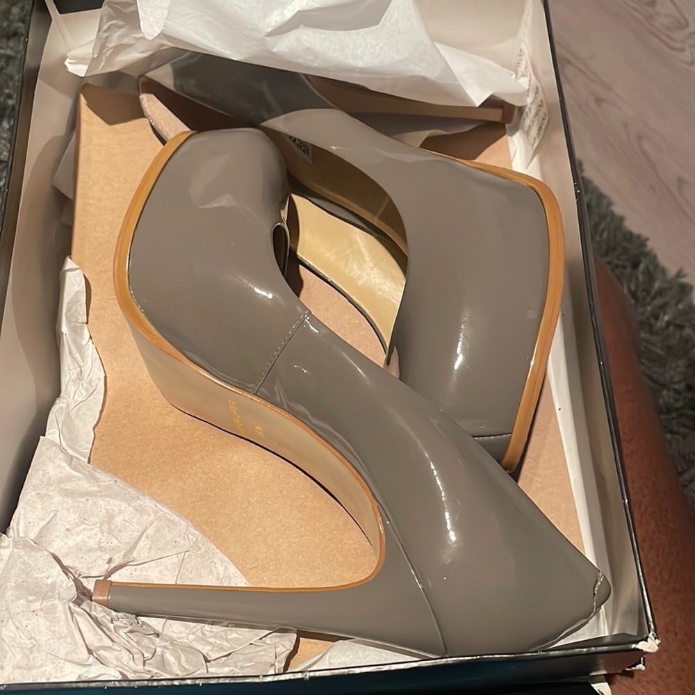 Closed toe platform heel. Grey